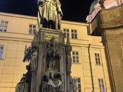 カール４世。14世紀のベーメン王国（昔のチェコ）の王様です。
ドイツ語圏内（当時はドイツ語圏内だった）初の大学を作ったり、プラハを東欧の文化都市としたりと、チェコを強国にしたチェコの偉人の一人。
カレル橋のたもとに大きな像があります。