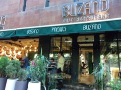 お夕飯にしましょう。

今日も、共和国広場前に並ぶお店に行ってみましょう。

Buzand Cafe Restaurant.

中東料理のお店のようですが・・。
