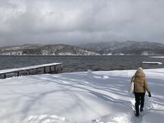 雪が降っているので少し早めに自宅を出発したのですが、しっかり除雪されていたので、長野市内から40分ほどで到着。

そのため少し早く着いたので野尻湖に行ってみます。