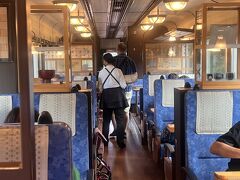 こちらは里海号でこの観光列車は2両編成でした。
山本真一氏がデザインしたそうです。