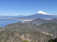 頂上
富士山、駿河湾、南アルプスを望む絶景です。少し霞んで見えるのは、好天続きで地表の埃が舞っているからでしょう。
