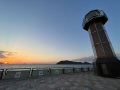 高松港玉藻防波堤灯台と夕陽。

高松滞在の最後に美しい景色を見れて大満足の1日でした。