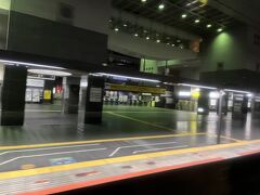 京都駅も通過します。

日中は観光客であふれる京都駅ですが、この時間は誰もおらず静まり返っています。