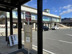 途中、大船渡で途中下車。
実はこの区間も途中から一般道に入りましたが、これは廃線跡専用道の工事による一時的措置のようです。臨時停留所は駅前ロータリーの岩手県交通バスの停留所を利用していました。