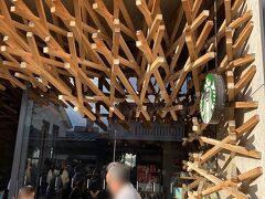 参道にはスターバックスコーヒーショップがあります。
ここは建築家の隈研吾さんの作品。
記念に入りたかったがメチャ混みで断念。

台湾花連にも隈研吾さん設計のスタバがあるのだが、
そこも諦めた経験も苦い思ひ出・・・orz