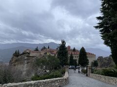 5分ほど走って2番目の修道院、アギオス・ステファノス修道院に到着。
ここは唯一階段なしで行ける修道院だそうです。
