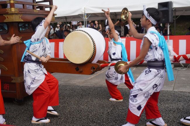 小倉祇園太鼓~両面打ちの太鼓は抑揚を付けた「カン」と単調な 小倉祇園太鼓~両面打ちの太鼓は抑揚を付けた「カン」と単調な