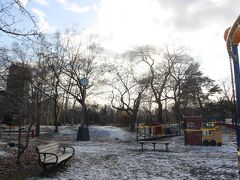 中島公園です。
朝食後、昨晩あまり眠れず体のことを考えて仮眠をとりました。
なので公園に着いたのは１２時を過ぎです。
曇りがちとはいえ、もうすぐ夕暮れ時かと思わせるような薄暗さは北国だからでしょうか？
ホテルベッセルイン付近の入り口から入ると、遊具がありました。
お天気のいい日はここで子ども達が遊んだりしているのでしょう。
