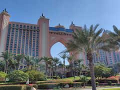 その後パーム・ジュメイラの先端にある Atlantis the Palm アトランティス・ザ・パームのホテルゾーンまで行ってもらいました