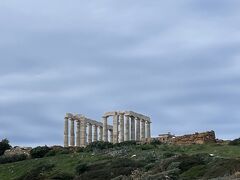 10分ほどで到着。
入口から見える神殿。
この時点でものすごい風で、ガイドさんが「行きますか？」と確認するほど。
とりあえず、行けるところまで行くことに。