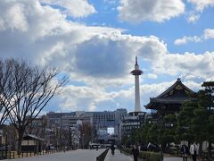 京都タワー。

ここから歩いて四条大宮まで行く！
と意気込んで歩き始めましたが、烏丸五条を手前にしてすぐ疲れたため、ちょうど来たバスに乗りこみました。
気が変わってプランをころころ変更できるのも気ままな一人旅ならでは。