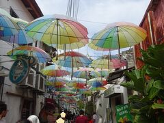 Armenian Street
小路の上にはカラフルな傘が飾ってあります。