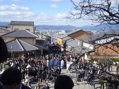 翌朝。
朝一番で清水寺へ。

修学旅行生やら外国人やらで、もう人でごった返しています。
バスも超混んでました。