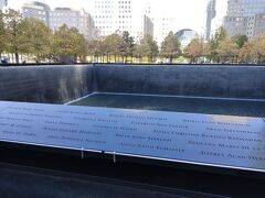二日目、まずは9/11メモリアルです。ホテルの近くなので徒歩です。
多くの方が犠牲になった痛ましい事件に思いを馳せます。