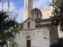 先ほどのミトロポレオス大聖堂の隣にあった小さな教会はアギオスエレフテリオス教会。