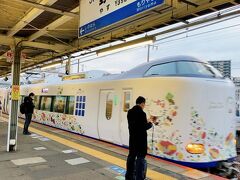 毎年恒例の会社の人間ドックの時期がやって来ました。　実施時期や場所は、その年の4/1~3/31の中で自由に決められるのですが、私は何となく毎年この辺りの時期に行ってるというだけです。　

この日は、朝一の特急はるかに乗るために5時起きです!　普段こんな時間に起きることはナイので、眠かったわ…。　今回は全行程電車移動になるので、帰りの時間を考えなくても良い、琵琶湖線沿線にmy carを置いて出かけようと思い、それも事前に計画しました。　JR篠原駅から徒歩7~8分のタイムズbという予約制駐車場を3日間予約しました。

通常、特急はるかは京都駅始発なのですが、朝の2便のみ、JR琵琶湖線の野洲駅始発になります(もっと早い時間帯に、草津駅始発のはるかもある)。　前日にe5489の割引を使って特急券を今回も安くgetしました!　それを上手く利用できるように、野洲のお隣の篠原駅近くの駐車場を利用したというのもありますし、1日目は大阪方面に向かいますが、人間ドック終了後は名古屋に行く予定になっているので、帰りに自宅へ帰りやすい場所が良いなと思ったので…。　