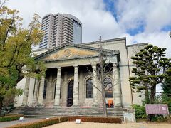現在の造幣局が建つ場所から、国道1号線を渡ってすぐの場所にあるこちらの重厚感漂う建物は、旧造幣寮の正面玄関を移築して建てられ、国の重要文化財にも指定されています。　現在は、結婚式場&レストランとして営業しています。　