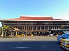 2日目のオプショナルツアーは台北駅からバスに乗って行きます。