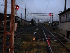 川跡駅到着
踏切からの写真です
すっかり夜になりました