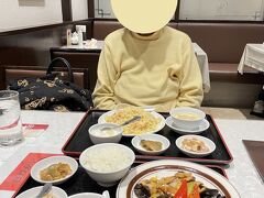 ＜横浜中華街 福盛楼 西武東戸塚店＞

高齢の母と食事をしました。
チャーハンの量が半端ない。
でも母は完食！
胃が丈夫だわ。
私も遺伝で丈夫。感謝です。
いつまでも元気でいてね♪