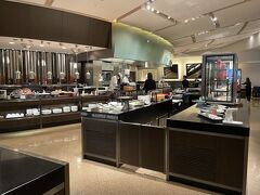 ＜グラスコート＞

1月、新年会と誕生日会を兼ねて会社の同期４人で会いました。
ブッフェがいいなと思い、お店を探しました。

久しぶりに会うので話に夢中になってブッフェがあまり食べられなかったり、話が中途半端にならないよう探していると、京王プラザホテルのランチブッフェは時間制限なく15時まで居られるとのことで予約しました。

新宿ならちょうどみんなの中間地点。移動も便利です。
広い店内に豊富な種類。ワクワク♪