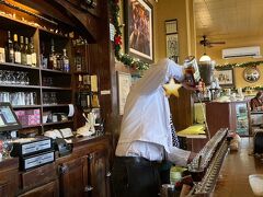 看板から約10分歩いてThe Buena Vistaに到着。
ここはアメリカで最初にアイリッシュコーヒーが作られたお店で、世界一アイリッシュコーヒーを売り上げるお店でもあります。
外まで行列でしたが、回転率は早く、15分ほどで店内へ。店内も混雑しており、カウンター席1つを夫婦でシェアしました。

アイリッシュコーヒーのオーダー数がすごいですね。コーヒーにウイスキーを投入する姿がかっこいい。