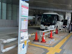 ミント神戸1階にある三宮バスターミナルから
東浦ターミナル行き高速バスに乗ります

三宮バスターミナルで往復チケットを購入

三宮から最寄りの聖隷淡路病院前まで
往復割引で1840円

交通系ICカードも使えます