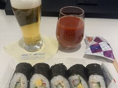 ローソンで鮨買って食べました。
トマトジュースは、塩気が無いので、塩を足します。