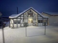 山小屋のような風情の山部駅