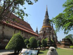 最後の訪問地はワット・ヤイチャイモンコン。こちらはアユタヤ初代の王様がミャンマー軍との戦争に勝利したことを記念して建てたという戦勝記念塔で有名です。またこのお寺はこれまでの遺跡と異なり、現役のお寺として機能しているお寺でもあります。