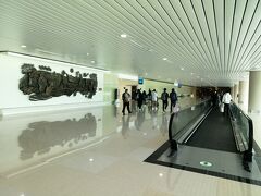 所要約2時間半でジョクジャカルタ国際空港到着。
現地時刻は朝の9:00。い～い時間。
この空港は老朽化した旧空港アジスチプト国際空港に代わり、2020年から運用が開始された新しい空港。まだピッカピカです。