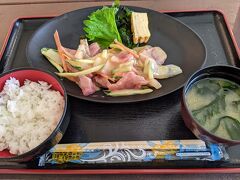 お昼は、道の駅ゆいゆい国頭で、味噌ダレ定食をいただきました。さっぱりして美味しかったです。