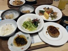 朝ご飯をポルトフィーノでいただきます。
黒糖のフレンチトーストが名物っぽいけど、黒糖の味が強すぎて、子供に不評でした。
黒糖好きの私は美味しかったです。