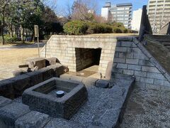 歴史館の隣には文京区の本郷給水所公苑があります。
その一角に神田上水の石樋があります。