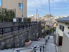 炭団坂。
左手に坪内逍遥の旧居があったようです。