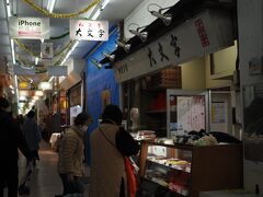 京都の錦市場を連想したのは、“大文字”という店名からか。

亀屋万年堂の本店がすぐそばにあるけれど、歴史的にはこの和菓子店も遜色ないらしい。