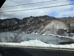 湯西川ダム？湯西川湖？どっちかよく分からないけど、水が溜まってるところ　ちょっと凍ってます