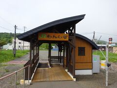 綺麗な駅舎。ひらがなの駅名が目に留まります。

が、待合室の中はあまり快適でなかったです…