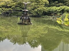 どの方向から見ても鶴の噴水が見えます。