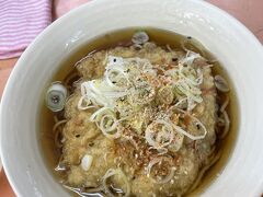 山手線ホームにある立ち食いそば、朝から開いていて助かります。6時から開いているし、テーブルには胡麻があります。品川丼が名物。かき揚げ丼です。