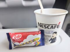 …ということで、最終便で東京に戻ります！お決まりのホットコーヒーとキットカットで長かった福岡滞在を締めくくり。
追い風の影響もあって10分早く羽田に着きました。

野芥のフルールフローラや富清きよ等の宿題店には手を付けられなかったのですが、カルト的人気を誇る謎のドライブイン「ドライブイン鳥」にも潜入できたし、充実した滞在でした。次回は春の予定です。