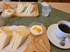 カニサンドにタマゴサンドに熱々のコーヒー。
昭和の喫茶店という感じで落ち着けました。

ここに限らず城崎温泉の温泉街にはカフェや喫茶店が結構あるので小休止には困らないというのも嬉しいところです。

「夢屋」で腹ごしらえをして暖かくなった後は温泉寺に向かいます。