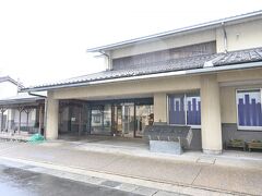 【城崎文芸館】

志賀直哉の城の崎にてが有名な城崎温泉。
城崎文芸館「KINOBUN」が裏路地の途中にありました。
外には足湯もあります。