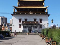 【ガンダン寺】（Gandantegchenling Monastery）
ウランバートルで一番歴史のあるチベット仏教のお寺。