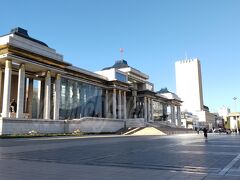 【スフバートル広場】（Sükhbaatar Square）
市内中心部にある巨大な広場。南北約200ｍあるらしい。
スフバートル、とは、モンゴルの有名な革命家の名前。

とにかく広い。市内中心部にこんな広場作って何するんだろう。
というか、（過去含め）社会主義系の国って、とりあえず中心部に巨大な広場作りがちだな、と思うのは私だけ…？

ちなみに、某ドラマではそのまま架空の国「バルカ共和国」の首都の中心地として登場しております。