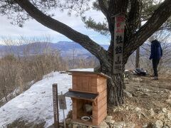 山頂には猪
反対側の登山口からは12支の置物が置いてあり、山頂が猪だということです。