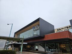 昨日も来たね、米子駅。
今にも小雨がぱらつきそうなお天気。
境線は、米子駅のゼロ番線にて発着。

