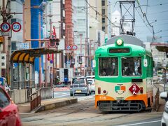 喫茶店をあとにし、電停で路面電車の撮影開始です。
後免駅行きの路面電車には「ごめん」のプレートがついていて、可愛いですね。