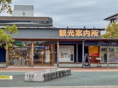 駅前の観光案内所で路面電車の撮影スポットを聞きに来たのですが、
滑舌の悪さとマスクをしていて伝わらず。。。
私「とさでん」の撮影スポットでおすすめありますか？
案内所のお姉さん「とさべん」？？？
しばらくやり取りしてようやく通じて、はりまや橋の交差点や桟橋車庫がスポットですよと教えていただき、一安心。
ここのトイレも駅のトイレを使うよりきれいで良かったです。