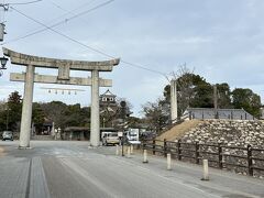 中津城公園へは、中津駅から徒歩で10分くらいとなっていたけど、いろんな所にあった偉人・賢人の説明板を読んでいたら、30分以上かかってしまいました。
